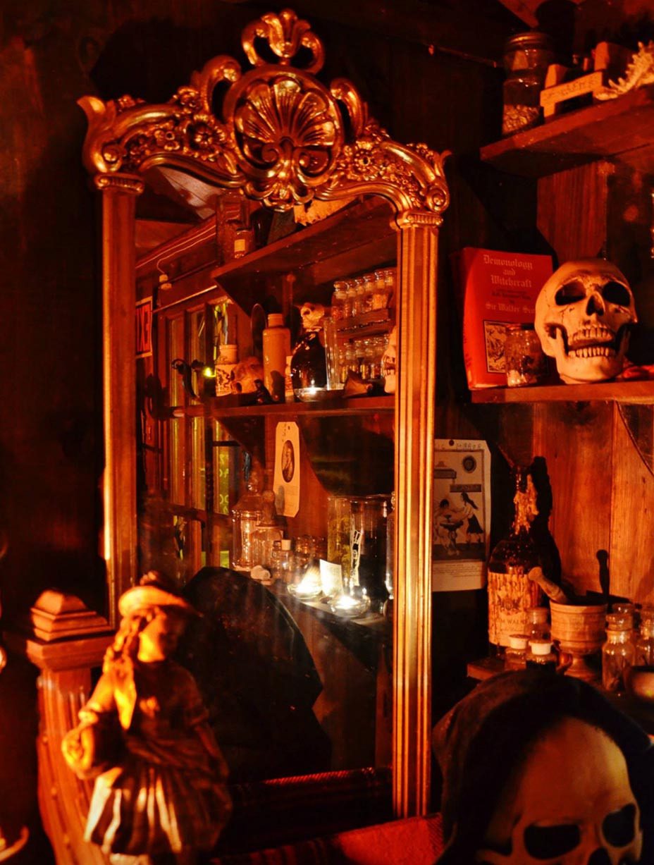 Ed and Lorraine Warren – small 10 اد وارن