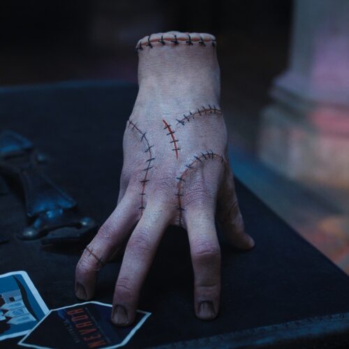 نحوه ساخت زبان چیز در سریال Wednesday