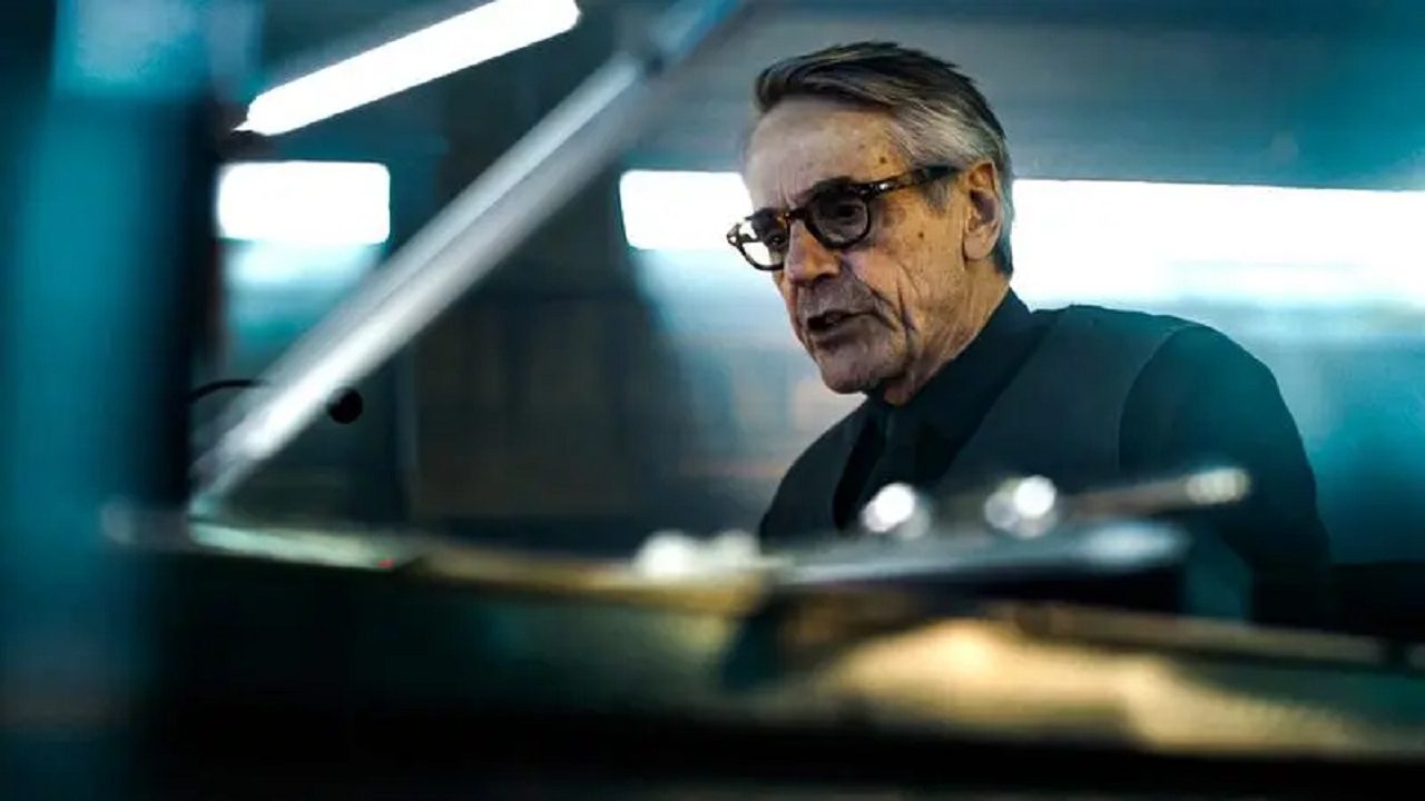 آلفرد پنی ورث در فیلم The Flash