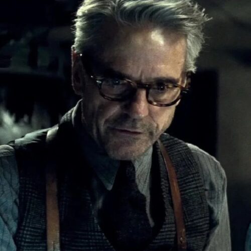 آلفرد پنی ورث در فیلم The Flash