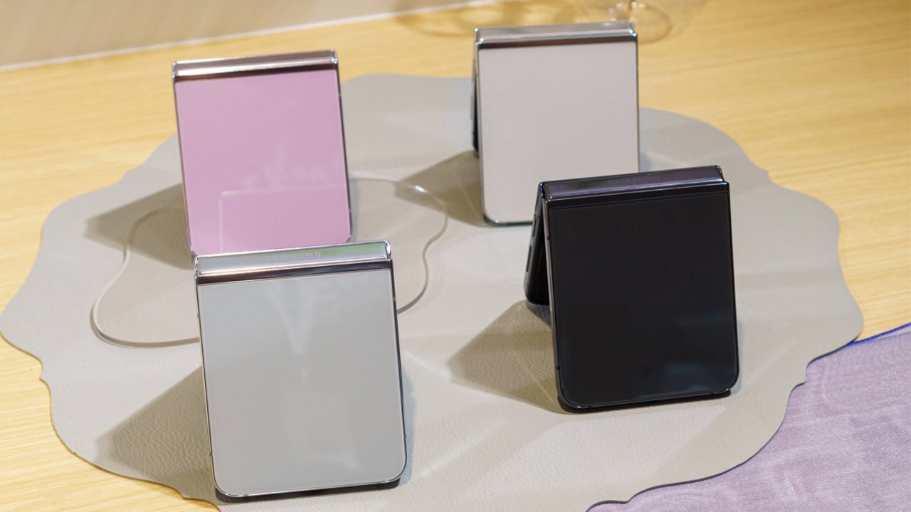 گوشی تاشو گرد و غبار