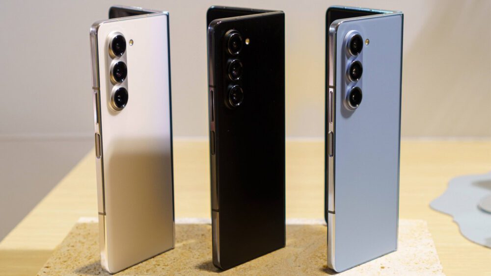 گوشی تاشو گرد و غبار