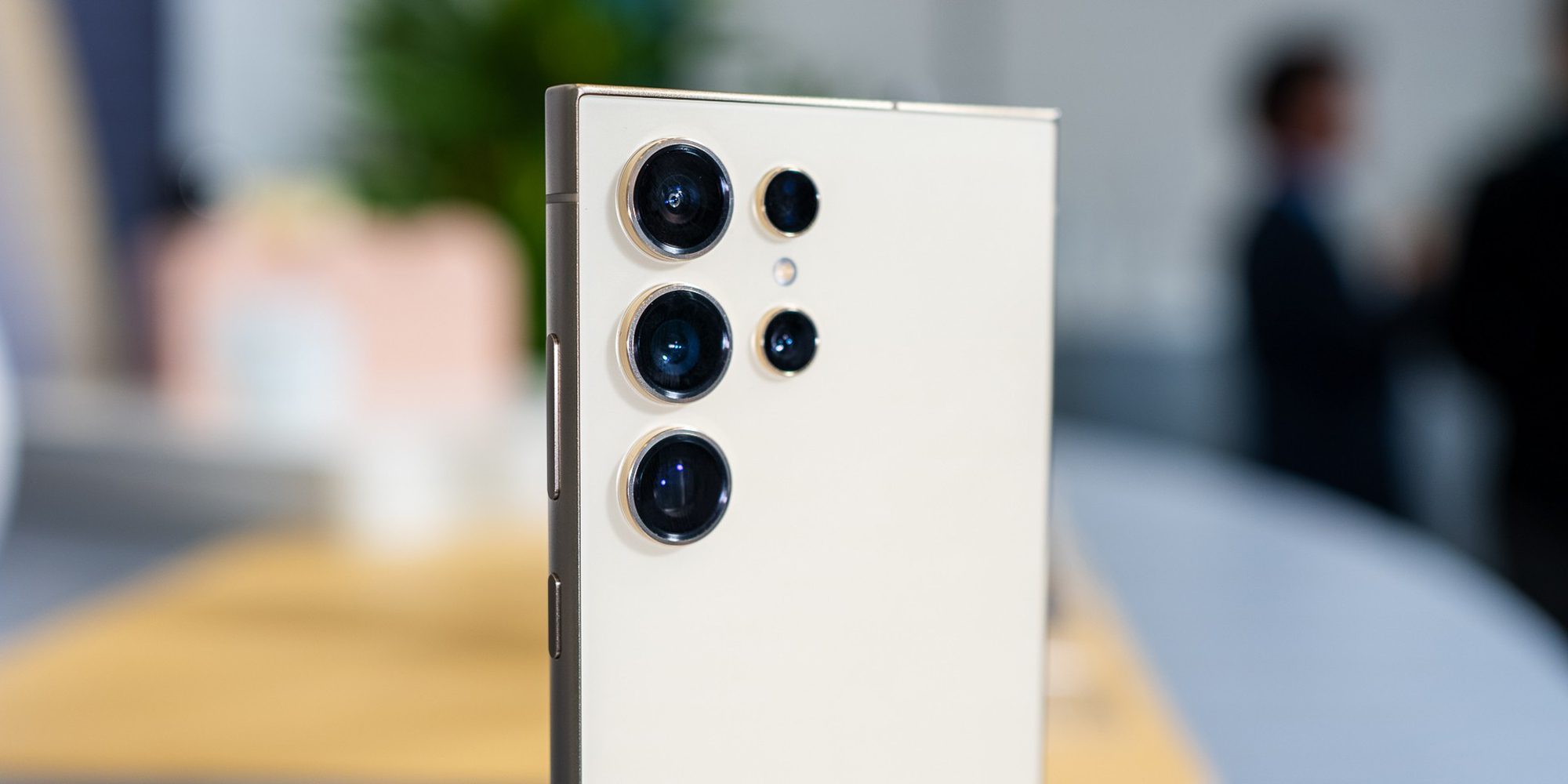 زوم 10 برابری S24 اولترا