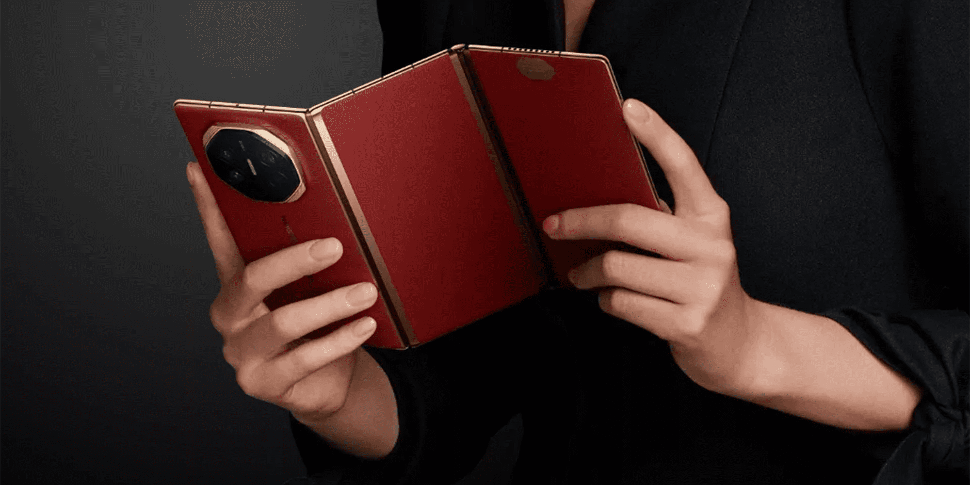 گوشی با سه صفحه نمایش