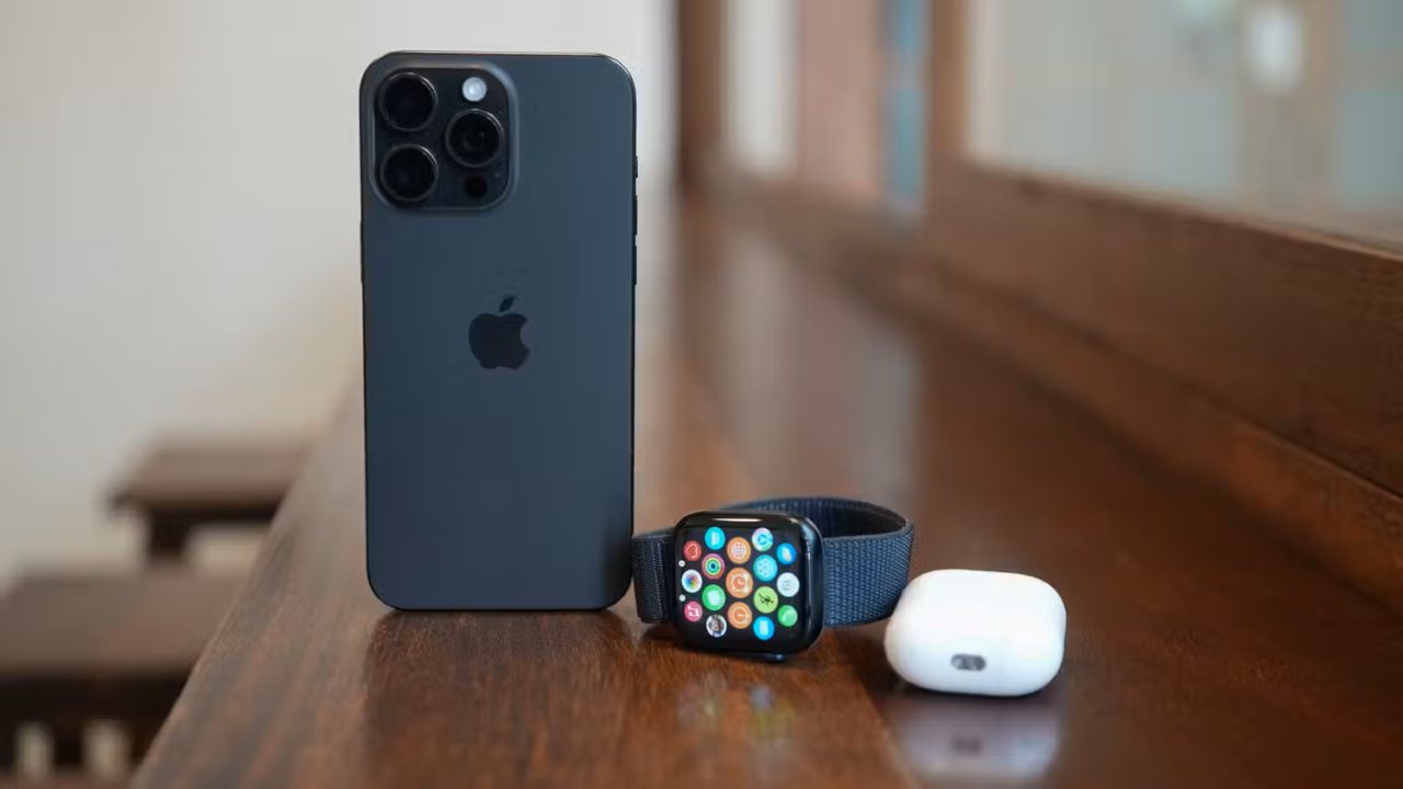 آیفون 15 پرو مکس در کنار اپل واچ و Airpods Pro 2