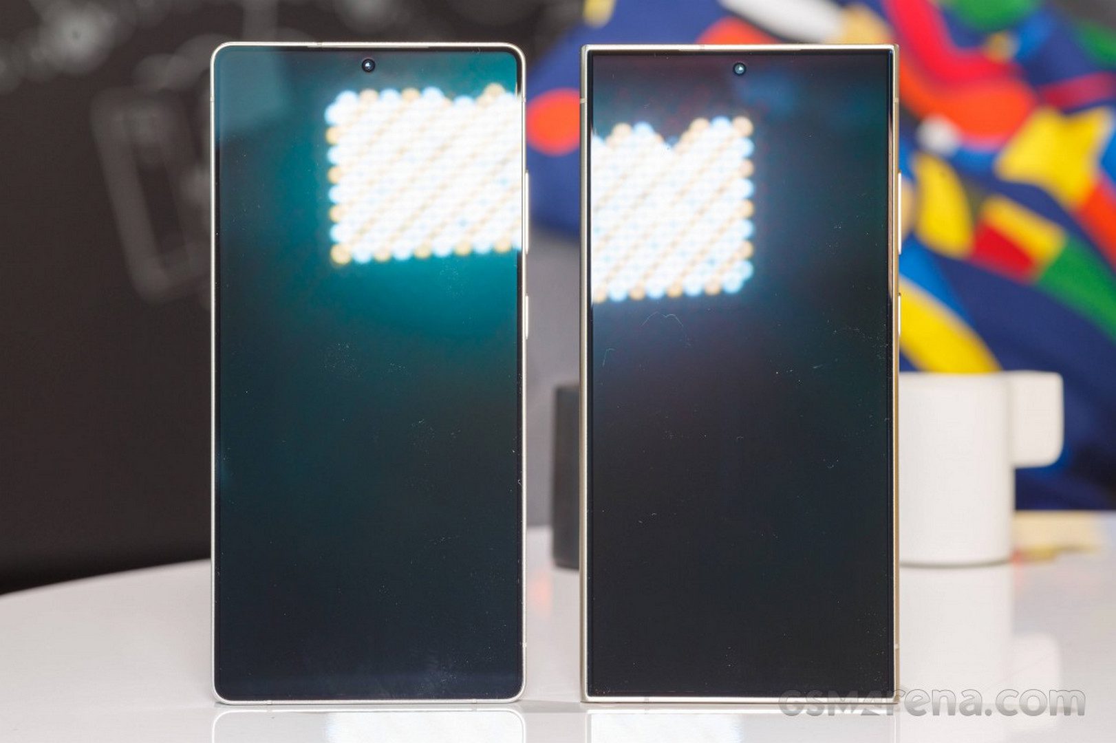 گلکسی S25 اولترا در سمت چپ و گلکسی S24 اولترا در سمت راست