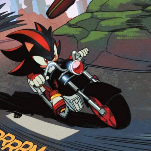 شدو با موتور در حال فرار است و بتمن با بت‌سایکل او را تعقیب می‌کند - صحنه کمیک DC x Sonic the Hedgehog #1