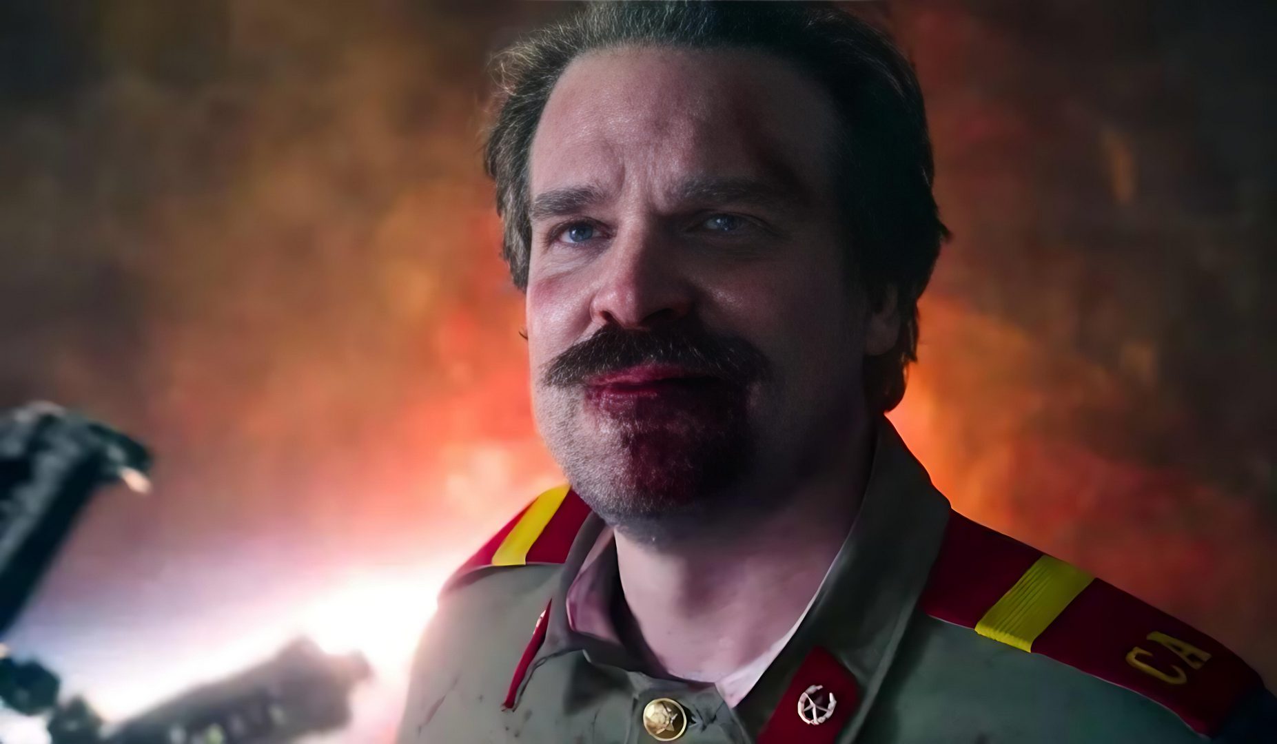 هاپر در Stranger Things زنده است